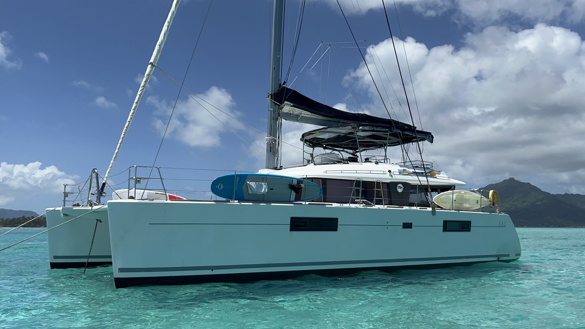 tahiti crewed catamaran charter